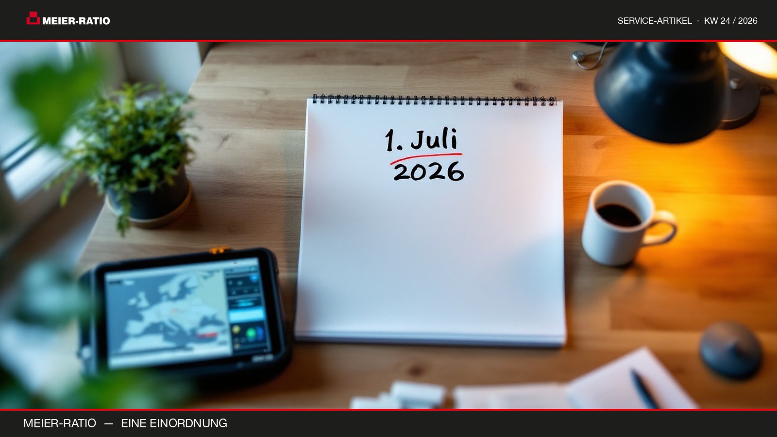 Kalenderblatt für den 1. Juli 2026 auf einem Disponenten-Schreibtisch, daneben ein digitales Lkw-Bordgerät und ein Tablet mit Tourenplan